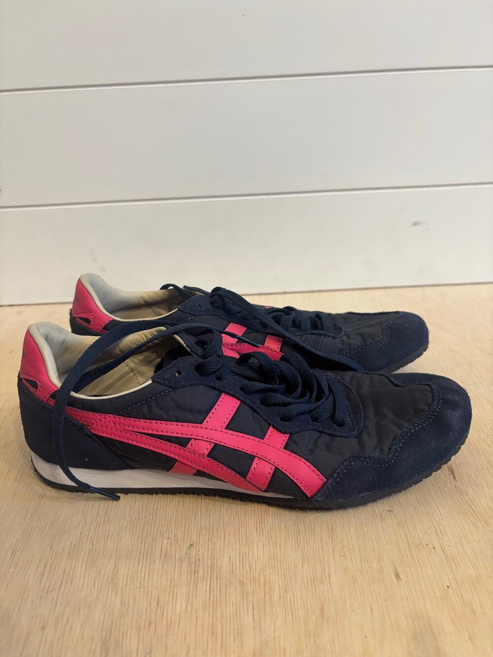 Asics Onitsuka Tiger SERRANO 1183B400 MIDNIGHT/DRAGON FRUIT Men 8.5 Women 10